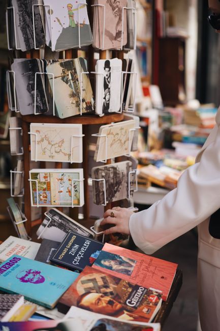 Bookstagram: The Digital Engine Changing How We Read and Buy Books