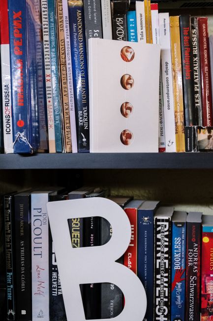 The Bookstagram Economy: How Shelfies Reshaped Publishing