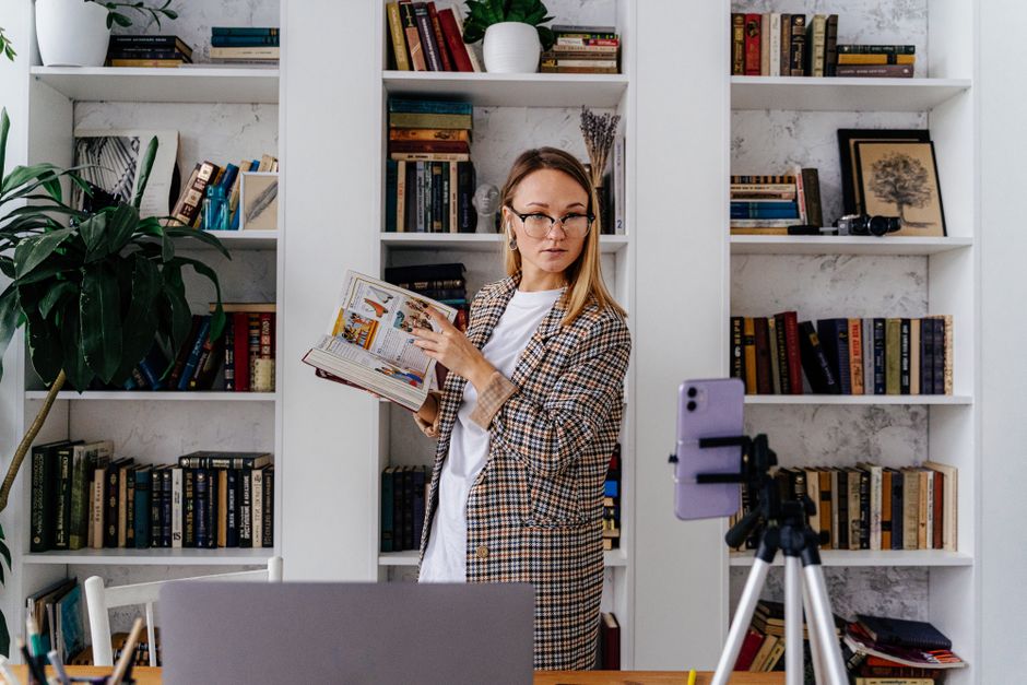 Bookstagram: Charting the New World of Digital Reading & Influence