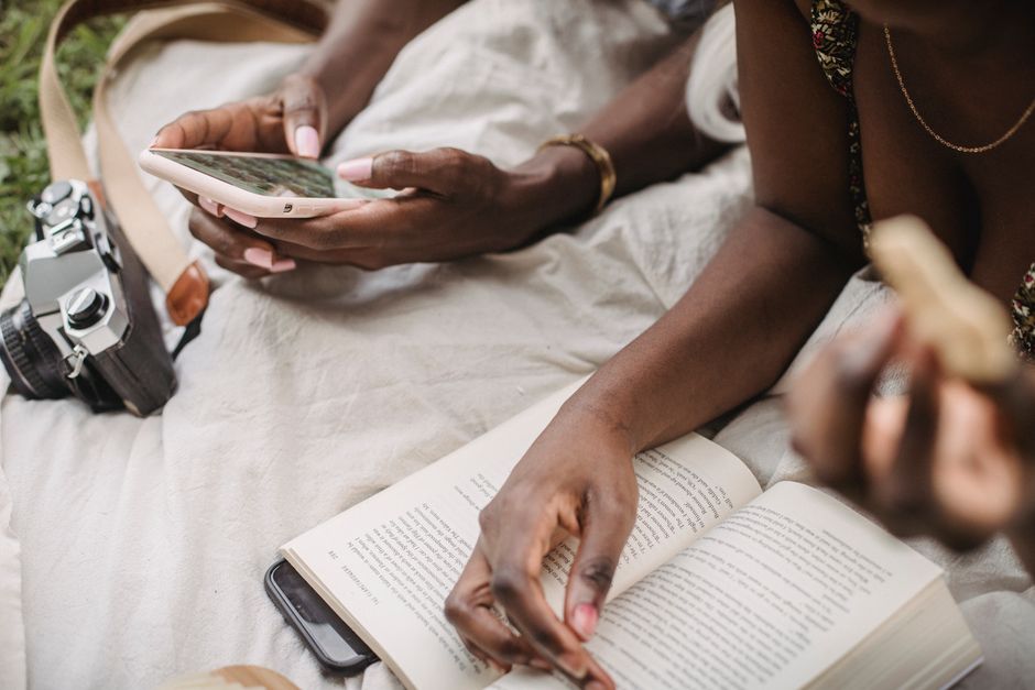 Bookstagram: Navigating the Digital Ocean of Reading & Community