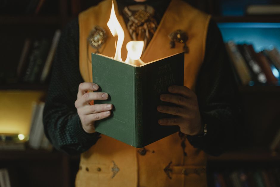 The Dark Side of Bookstagram: Burnout, Performance & Reading