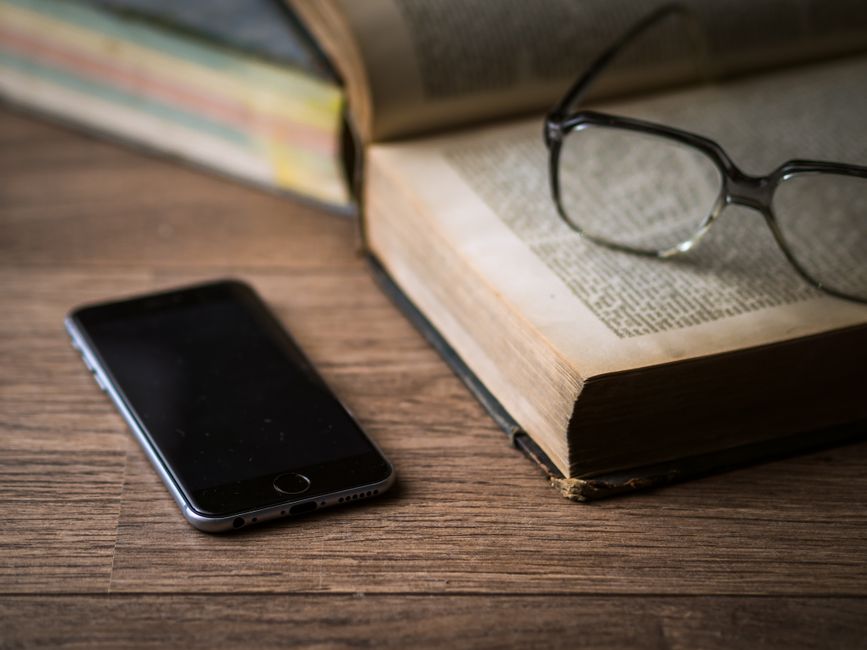 Bookstagram: Navigating the Digital Ocean of Reading & Community